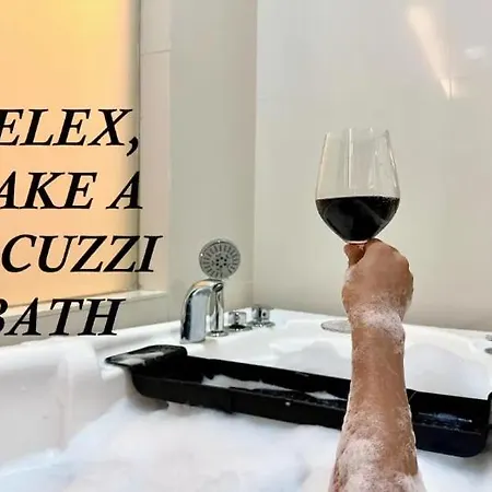 Private Jacuzzi Suite - Pertama Residency